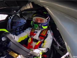 Momen Valentino Rossi Ikut Balapan Mobil