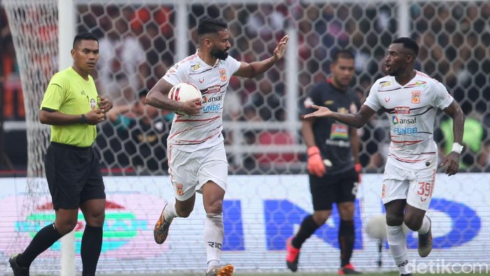 Persija Jakarta bertanding melawan Borneo FC di SUGBK Jakarta. Macan Kemayoran menerkam Borneo FC 3-2.