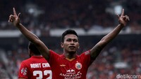 Umpan panjang Riko Simanjutak dikuasai Marco Motta padi sisi kiri pertahanan Borneo FC. Eks pemain Juventus itu mengirim umpan tarik, yang bisa diselesaikan dengan jitu oleh Osvaldo Haay. Persija pun unggul 1-0 dari Borneo FC. 