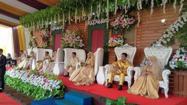 Momen Unik-Haru di Balik Ibu dan Tiga Putrinya Nikah Bareng