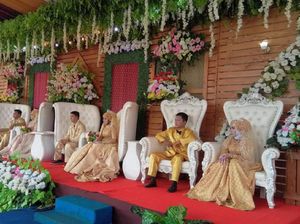 Viral! Ibu dan Tiga Putrinya Resepsi Nikah Bareng di Lapangan Bola Ciamis