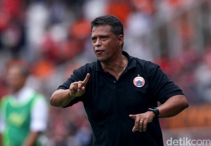 Sergio Farias, pelatih klub sepakbola Persija Jakarta, hadir di pertandingan Persija Jakarta vs Borneo FC di SUGBK Jakarta, Minggu (1/3/2020).