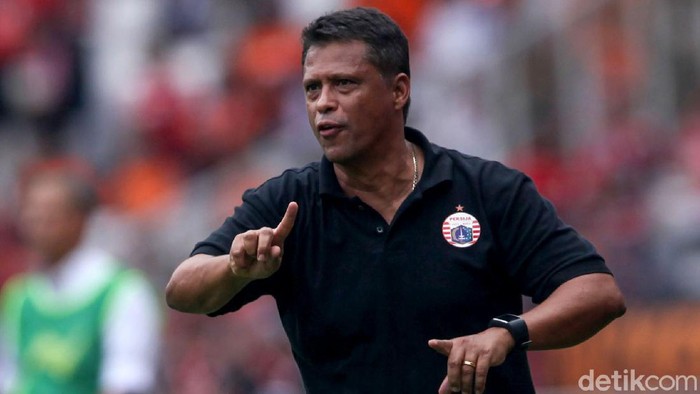 Sergio Farias, pelatih klub sepakbola Persija Jakarta, hadir di pertandingan Persija Jakarta vs Borneo FC di SUGBK Jakarta, Minggu (1/3/2020).