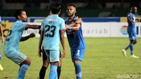 Persela lamongan pun juga terus menekan. Aksi Teja Paku Alam di bawah mistar Persib begitu apik, menghadang serangan Nakamura dkk.
