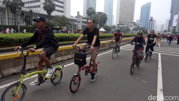 Sepeda lipat jadi salah satu andalan warga di ibu kota untuk beraktivitas. Bentuk sepeda yang bisa dilipat dan praktis membuat sepeda ini populer di masyarakat.