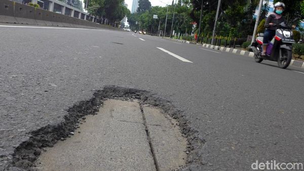 Waduh! Ruas Jalan Gatot Subroto Arah Cawang Banyak Lubang