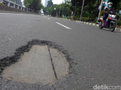 Waduh! Ruas Jalan Gatot Subroto Arah Cawang Banyak Lubang
