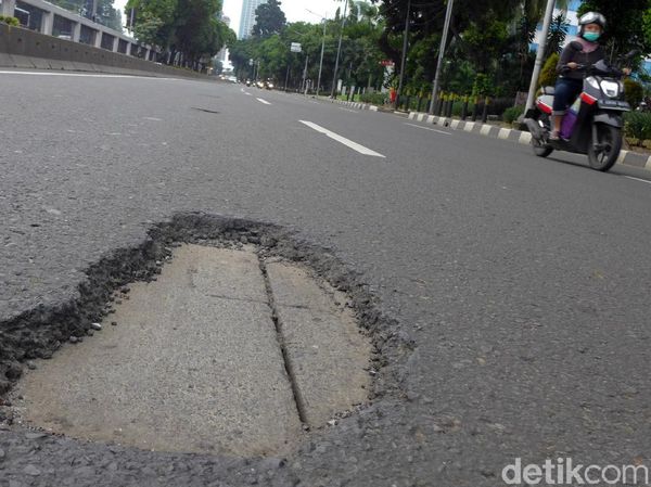 Waduh! Ruas Jalan Gatot Subroto Arah Cawang Banyak Lubang