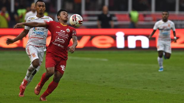 Pemain Persija Jakarta Osvaldo Haay (tengah) mengontrol bola dengan kawalan pemain Borneo FC Sultan Samma dalam pertandingan pekan pertama Shopee Liga 1 2020 di Stadion Utama Gelora Bung Karno (SUGBK), Jakarta, Minggu (1/3/2020). Persija menang dengan skor 3-2. ANTARA FOTO/Aditya Pradana Putra/wsj.  *** Local Caption ***