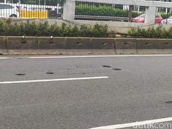 Bahaya! Banyak Lubang di Ruas Jalan Gatot Subroto Arah Cawang