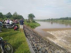 Perahu Penyeberangan Sungai Brantas di Jombang Terbalik, 4 Orang Hilang