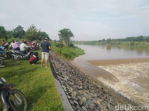 Perahu Penyeberangan Sungai Brantas di Jombang Terbalik, 4 Orang Hilang Perahu Penyeberangan Sungai Brantas di Jombang Terbalik, 4 Orang Hilang