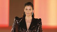 Hits di Era 90an, Helena Christensen Jadi Model Catwalk Lagi di Usia 51