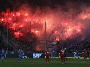 Laga Hoffenheim Vs Bayern Sempat Dihentikan, Ada Apa?