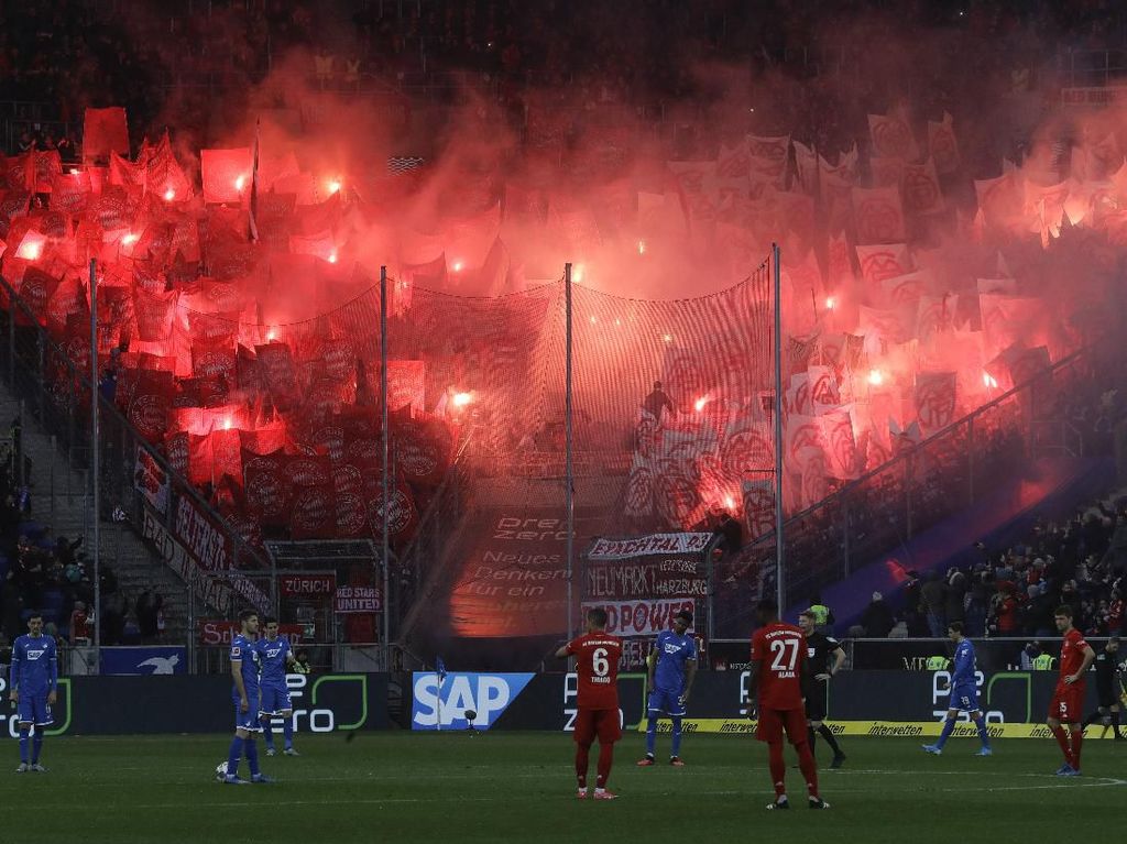 Laga Hoffenheim Vs Bayern Sempat Dihentikan, Ada Apa? Laga Hoffenheim Vs Bayern Sempat Dihentikan, Ada Apa?