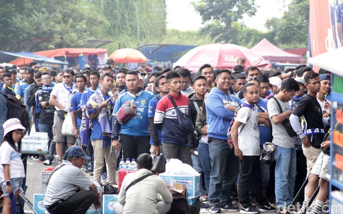 Bobotoh sudah tak sabar menantikan Shopee Liga 1 2020. Mereka pun datang ke Stadion Si Jalak Harupat untuk saksikan laga Persib Bandung Vs Persela Lamongan.