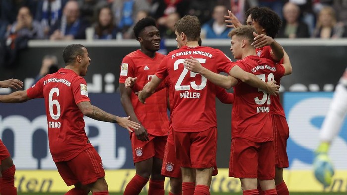 Bayerns players celebrate after scoring their sides third goal during a German Bundesliga soccer match between TSG 1899 Hoffenheim and Bayern Munich in Sinsheim, Germany, Saturday, Feb. 29, 2020. (AP Photo/Michael Probst)