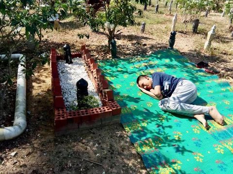 Foto Viral Remaja Autis Tiduran di Samping Makam Ayahnya Ini Bikin Nangis