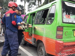 Bima Arya Musnahkan Angkot Tua di Kota Bogor