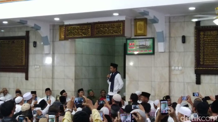 Ustaz Abdul Somad dan Gubernur Anies Baswedan di Masjid Cut Nyak Dien Jakarta (M Ilman N/detikcom)