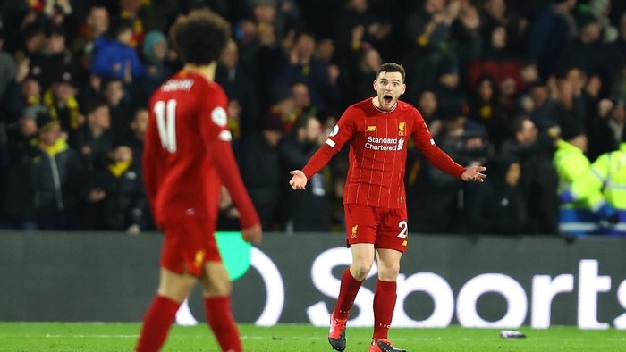 WATFORD, ENGLAND - FEBRUARY 29: Andy Robertson of Liverpool reacts towards teammate Mohamed Salah after conceding the third goal during the Premier League match between Watford FC and Liverpool FC at Vicarage Road on February 29, 2020 in Watford, United Kingdom. (Photo by Julian Finney/Getty Images)