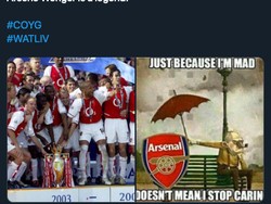 Meme yang ini jelas dari fans Arsenal. Walaupun kini The Gunners terseok, ia mengapresiasi performa Wenger di masa lalu karena tahu betapa sulitnya melewati musim tanpa kalah. (Foto: internet/Twitter)
