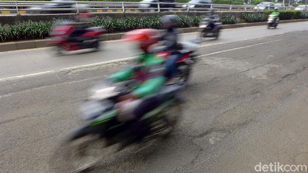 Hati-hati! Jalan di Kawasan MT Haryono Berlubang