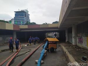 Banjir Underpass Kemayoran Belum Surut, Tinggi Air Masih 90 Cm Banjir Underpass Kemayoran Belum Surut, Tinggi Air Masih 90 Cm
