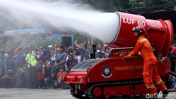 Aksi Robot Damkar yang Siap Padamkan Api di DKI