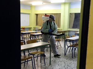 Virus Corona Landa Yunani, Sekolah di Athena Mandi Desinfektan