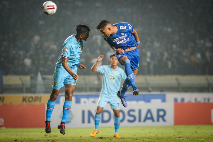Pemain Persib Bandung Wander Luiz (kanan) menyundul bola ke gawang Persela Lamongan pada pertandingan pekan pertama Liga 1 Indonesia di Stadion Si Jalak Harupat, Kabupaten Bandung, Jawa Barat, Minggu (1/3/2020). Pertandingan tersebut dimenangkan oleh Persib Bandung dengan skor 3-0. ANTARA FOTO/Raisan Al Farisi/wsj.