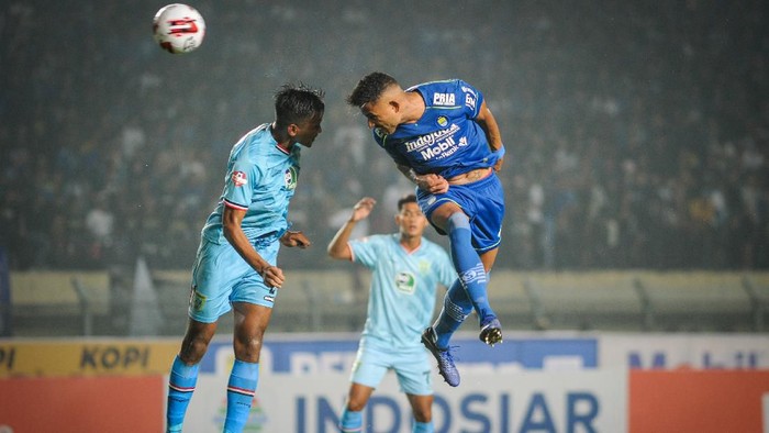 Pemain Persib Bandung Wander Luiz (kanan) menyundul bola ke gawang Persela Lamongan pada pertandingan pekan pertama Liga 1 Indonesia di Stadion Si Jalak Harupat, Kabupaten Bandung, Jawa Barat, Minggu (1/3/2020). Pertandingan tersebut dimenangkan oleh Persib Bandung dengan skor 3-0. ANTARA FOTO/Raisan Al Farisi/wsj.