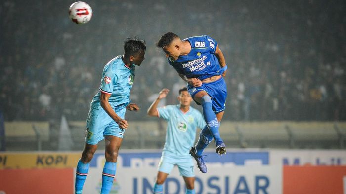 PERSIB BANDUNG MENANG ATAS PERSELA LAMONGAN Pemain Persib Bandung Wander Luiz (kanan) menyundul bola ke gawang Persela Lamongan pada pertandingan pekan pertama Liga 1 Indonesia di Stadion Si Jalak Harupat, Kabupaten Bandung, Jawa Barat, Minggu (1/3/2020). Pertandingan tersebut dimenangkan oleh Persib Bandung dengan skor 3-0. ANTARA FOTO/Raisan Al Farisi/wsj.