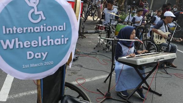 Pentas Musik Ramaikan Acara Hari Kursi Roda Internasional di Solo