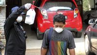 Pekerja di Rumah Warga Positif Corona Dievakuasi