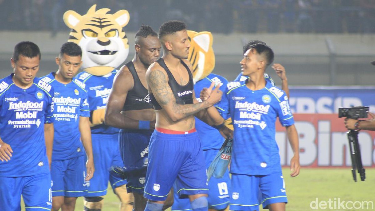Striker Persib Bandung, Wander Luiz (tengah), sudah sembuh dari COVID-19. (Foto: detikcom/Yudha Maulana)