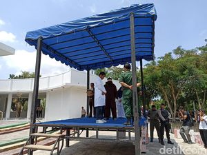 Aksi Begal Payudara di Aceh Berakhir Ditendang Emak-emak dan Dihukum Cambuk