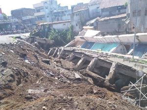 Detik-detik 9 Ruko di Jember Ambruk, Terdengar Retakan Keramik Detik-detik 9 Ruko di Jember Ambruk, Terdengar Retakan Keramik