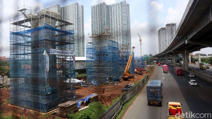 Proyek Kereta Cepat Jakarta-Bandung dihentikan sementara karena disebut sebabkan banjir. Meski begitu proyek kereta cepat di Cikunir masih berjalan.