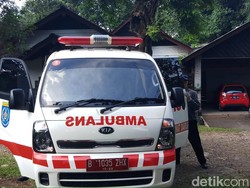 Naik Ambulans, Dinkes Depok Datangi Rumah WNI Positif Corona
