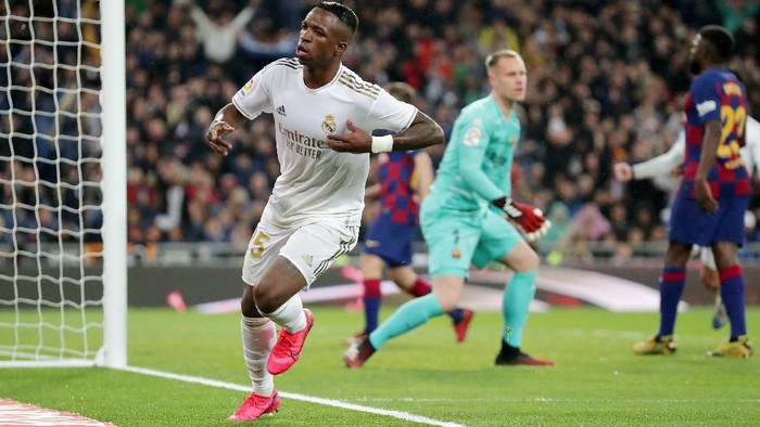 MADRID, SPAIN - MARCH 01: Vinicius Junior of Real Madrid celebrates after scoring his teams first goal during the Liga match between Real Madrid CF and FC Barcelona at Estadio Santiago Bernabeu on March 01, 2020 in Madrid, Spain. (Photo by Gonzalo Arroyo Moreno/Getty Images)