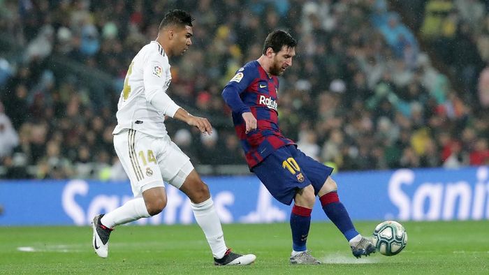 MADRID, SPAIN - MARCH 01: Lionel Messi of FC Barcelona battles for possession with Casemiro of Real Madrid during the Liga match between Real Madrid CF and FC Barcelona at Estadio Santiago Bernabeu on March 01, 2020 in Madrid, Spain. (Photo by Gonzalo Arroyo Moreno/Getty Images)