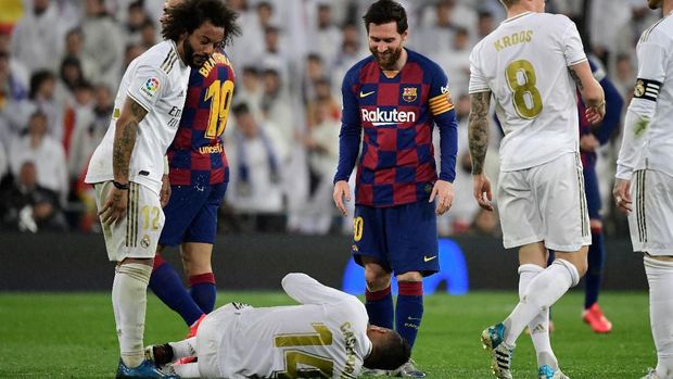 Real Madrid's Brazilian midfielder Casemiro lays between Real Madrid's Brazilian defender Marcelo (L) and Barcelona's Argentine forward Lionel Messi during the Spanish League football match between Real Madrid and Barcelona at the Santiago Bernabeu stadium in Madrid on March 1, 2020. (Photo by JAVIER SORIANO / AFP)