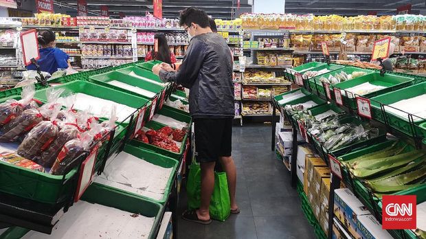 Warga di sejumlah daerah langsung membeli bahan makanan dalam jumlah besar usai kasus virus corona pertama di Indonesia diumumkan