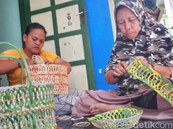 Di Tangan Ibu-ibu Ini, Limbah Gelas Plastik Jadi Aneka Barang Cantik
