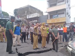 Enggan Statement, Bupati Faida Fokus Penanganan 8 Ruko Ambruk