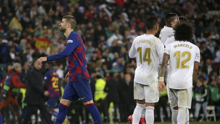 Barcelonas Gerard Pique leaves the field after the Spanish La Liga soccer match between Real Madrid and Barcelona at the Santiago Bernabeu stadium in Madrid, Spain, Sunday, March 1, 2020. Real won the match 2-0. (AP Photo/Andrea Comas)