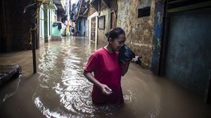 Waduh! Sungai Ciliwung Meluap Kawasan Jatinegara Kebanjiran