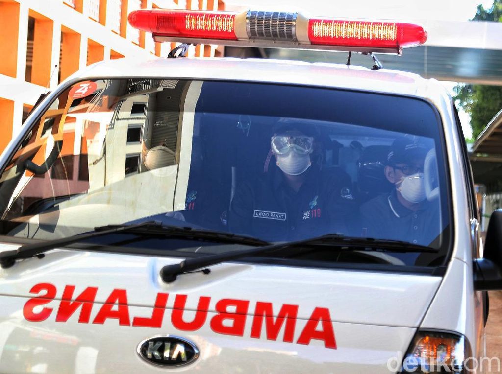 Viral Mobil Halangi Ambulans, Dinkes DKI: Itu Bahayakan Nyawa Pasien! Viral Mobil Halangi Ambulans, Dinkes DKI: Itu Bahayakan Nyawa Pasien!