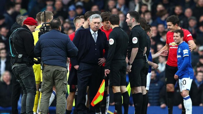 LIVERPOOL, ENGLAND - MARCH 01: Carlo Ancelotti, Manager of Everton confronts Referee Chris Kavanagh during the Premier League match between Everton FC and Manchester United at Goodison Park on March 01, 2020 in Liverpool, United Kingdom. (Photo by Jan Kruger/Getty Images)
